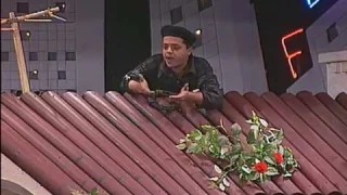 اول ظهور لمحمد هنيدي فى بدايات مشواره الفني في دور حمامة بتاع التليفونات مسرحية حزمني يا  اول ظهور لمحمد هنيدي فى بدايات مشواره الفني في دور حمامة بتاع التليفونات مسرحية حزمني يا