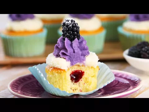 QUASE BONITO DEMAIS PARA SER COMIDO: CUPCAKE DE AMORA E COCO