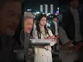 Download Lagu Wanita itu sedang menyapu di pinggir jalan saat menerima kartu hitam