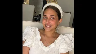 العروسة قمر وسكر قلبا وقالبا مش محتاجة حاجه طلعت قمرين ماشاء الله 