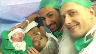 Mulher oferece ventre para bebê de filho gay