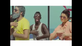 حبيبي حاط تان وقاعد ع البحر ولابس 