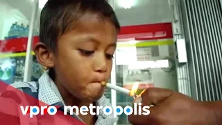 Download A 9 year old chain smoker from Indonesia - vpro Metropolis MP3