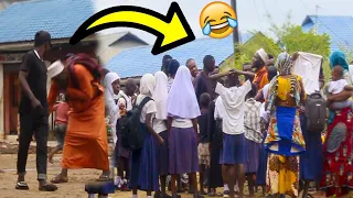 kuchota nyayo za watu prank part 4 nusu tuuliwe