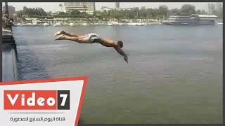 على طريقة عبده موتة شاب يقفز من كوبرى قصر النيل مرددا ثقة فى الله نجاح 