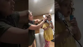 نحشيلها باش تقبل نمشطلها ولا ندوشها مع انو كول يوم نفس روتين 