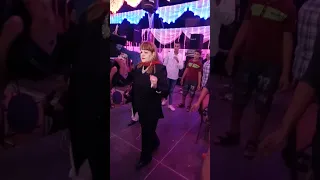 النجمه ماجدة شوقي وروقان السنين مع القناص عمر العجوز مستغناش عنك       الفرح رايق دندنها