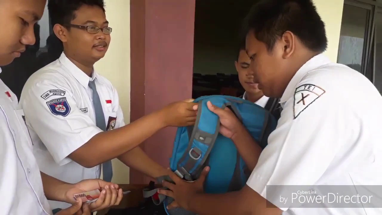 Teks negosiasi jual beli tas (TUGAS BAHASA INDONESIA). 