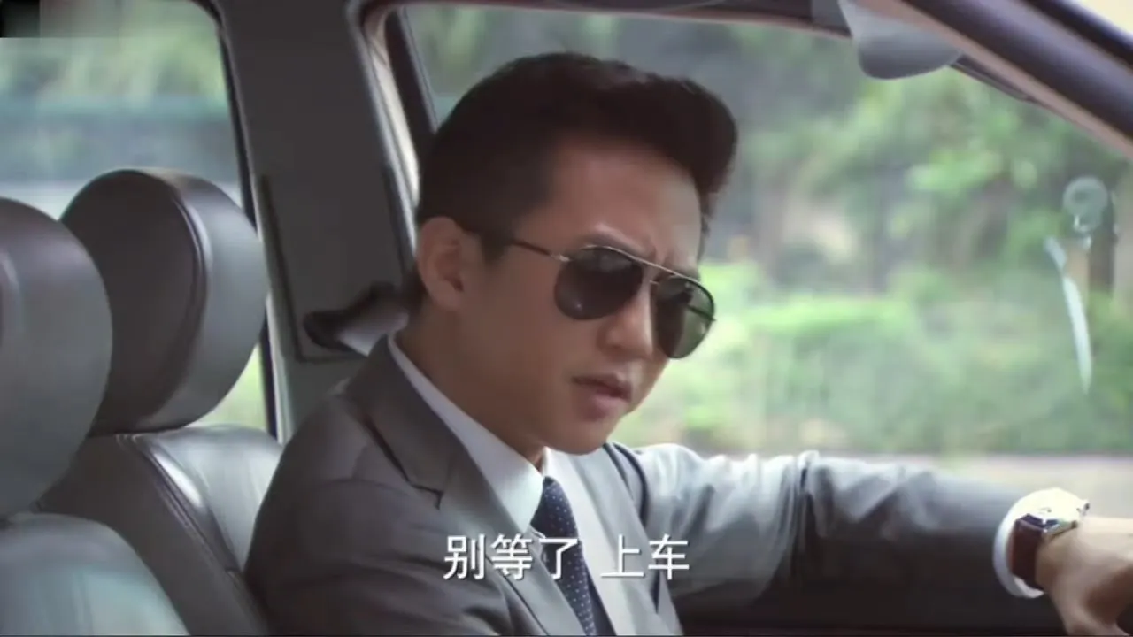 女孩錯過公交,總裁好心載她一程,竟改變她一輩子命運,無以為報了