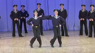 عمر خيرت   عم صابر يرقص علي المسرح  دندنها