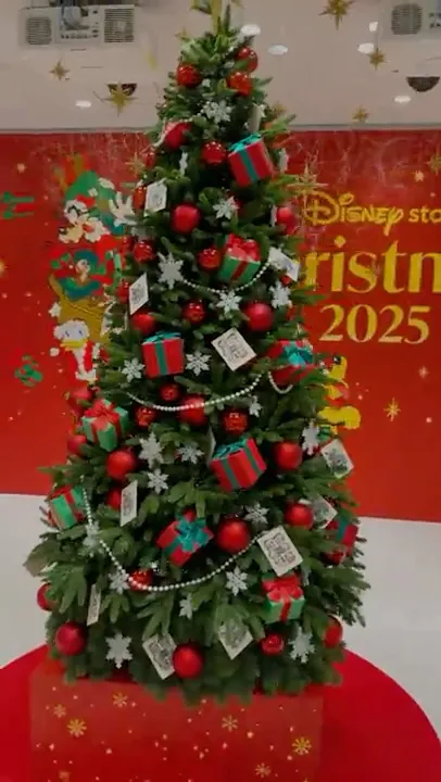 クリスマスツリーの隠れミッキーを探そう‼️答えは動画の最後に。Disney FLAGSHIP TOKYO. Wheres hidden mickey❓2025ディズニーフラッグシップ東京2階にて。