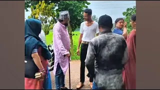 সব জায়গায় ভাব চলে না ! আমেরিকা থেকে গ্রামে এসে মানুষের সাথে টাকার গ'রম দেখাতে গিয়ে থা'প্প'ড় খেলো !