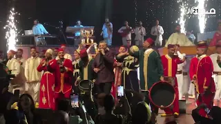 عرس على الخشبة حاتم عمور يزف عروسين بحفله ويغني وتاك القفطان وحمق الجيران 