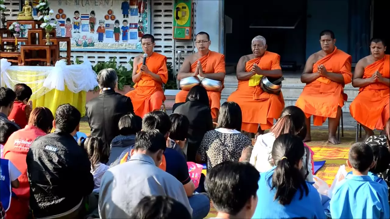 พุทธศาสนิกชนสมุทรสาคร ร่วมทำบุญตักบาตรข้าวสารอาหารแห้ง เนื่องในเทศกาลวันวิสาขบูชา