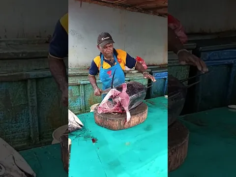 Uncle Yakob’s skillful technique allows him to slice through a large tuna with ease #fyp #shorts