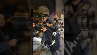 מפזרים אהבת חינם בשוק מחנה יהודה 