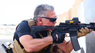 شاهد الملك عبد الله الثاني والأمير حسين يتدربان بالذخيرة الحية 