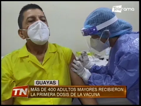 Más de 400 adultos mayores recibieron la primera dosis de la vacuna