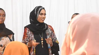 kungwi adila u0026 zulekha na shara wamfunda khayra live kwenye holi la usiku wa zawadi maneno kuntu 