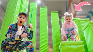 خليت طفلة تجر ب العاب الكبار   ل يوم    دندنها