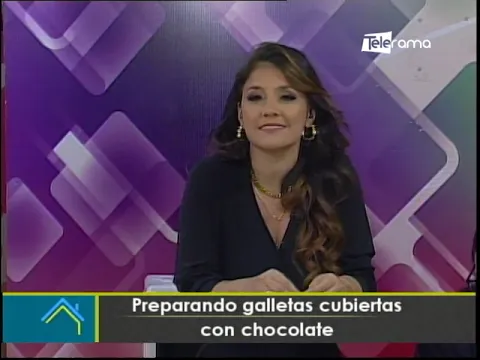 Preparando galletas cubiertas con chocolate