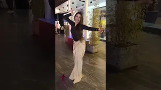 رقص فتاة في مطعم على اغنية حبيبي تجي ننبسط 