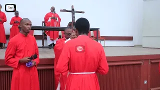 TAZAMA MAELFU YA WATU WAKIABUDU MSALABA PAROKIA YA MT THOMAS WA AKWINO  TAZAMA MAELFU YA WATU WAKIABUDU MSALABA PAROKIA YA MT THOMAS WA AKWINO