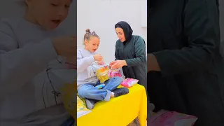 بنت صغيرة تفتح كيس شيبسى بيكسب 