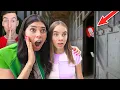Download Lagu ENGE HORROR CLOWN PRANK BIJ ELLA \u0026 CELINE! *GESLOTEN SCHOOL* #471