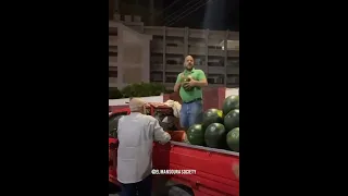 بائع بطيخ المنصوره يرقص على مزمار اللى منى مكملنى 