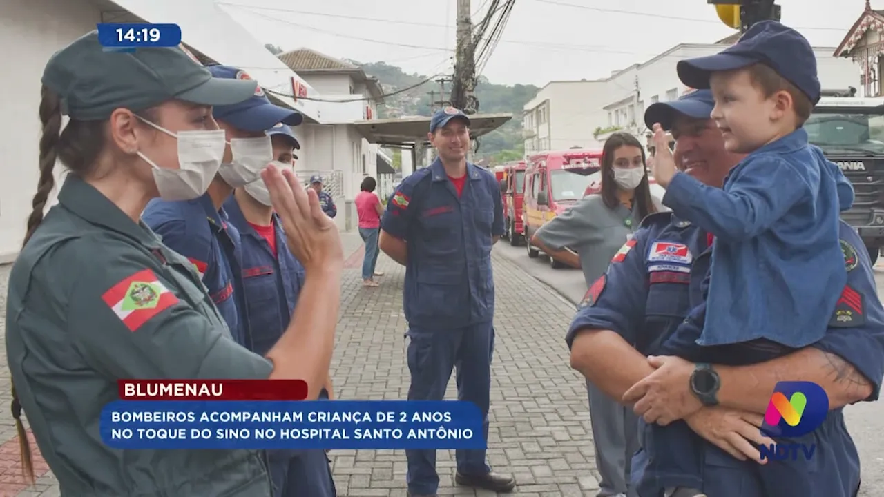 Bombeiros acompanham criança de dois anos no toque do sino em Blumenau