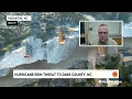 Download Lagu Golven slaan tegen huizen terwijl Outer Banks zich voorbereidt op orkaan Erin