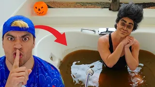 Luccas suja o banho da Scary Teacher e Gi foi capturada!