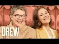 Download Lagu Annette Bening vertelt hoe het was om met Meryl Streep te werken | The Drew Barrymore Show