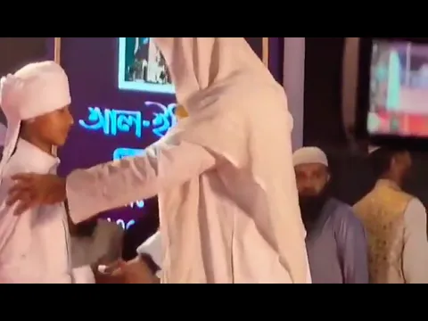 একজন হাফেজের মাথায় পাগড়ি প্রদানের সময়।শাইখ আবু বকর মুহাম্মাদ যাকারিয়া।