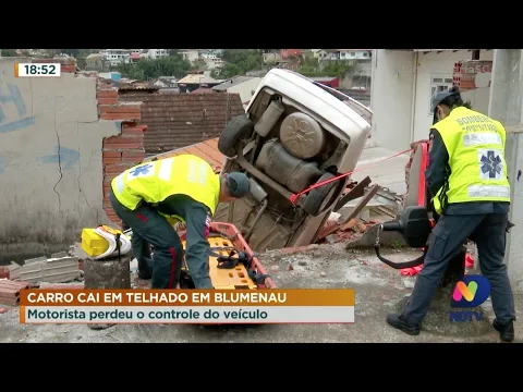 Motorista perde controle e carro cai em telhado em Blumenau