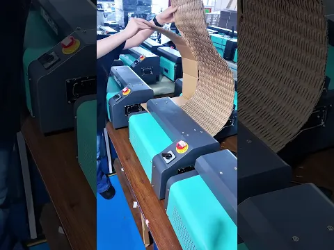 Reduzieren Sie billige Kartontransaktionen mit Recyclern. Verwandeln Sie ungenutzte Versandkartons mit dem Kartonzerkleinerer-Expander in schützendes Pufferpapier.