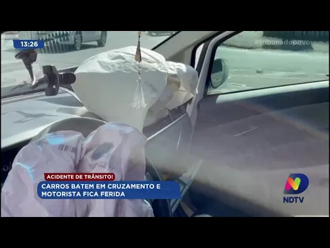 Acidente de trânsito! Carros batem em cruzamento e motorista fica ferida