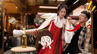 这种开瓶方式见过吗？汉服少女一个飞踢开瓶惊呆围观小哥！被偷袭后的神级反应！😂 #全网最帅开瓶猫 #dance #汉服 #funny #搞笑 #二次元 #搞笑 #功夫 #ttc