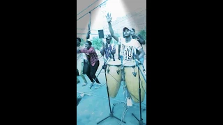 عازف الايقاعات السوداني مجدي حسن جامسكا حفلة كلية الرازي هجيج شديد صولة سامبا Conga Solo 