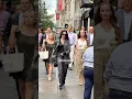 Download Lagu Anne Hathaway casually strolls through like she owns NYC. Because she kinda does 🎬👠