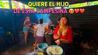 Julissa quiere hacer suegro a esta madrecita y se lo demuestra torteando.