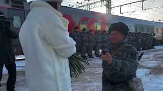 Лейтенант омской полиции сделал предложение своей девушке на перроне ЖД вокзала
