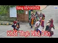 Download Lagu Sáng nay 5/10 có sự khác biệt, sư Minh Tuệ và sư Nhỏ khất thực ngoài đường nhà dân