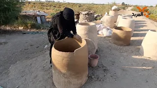 تصنع التنور من الطين لتطعم أطفالها الأيتام الستة بعد أن مات المعيل المربد 