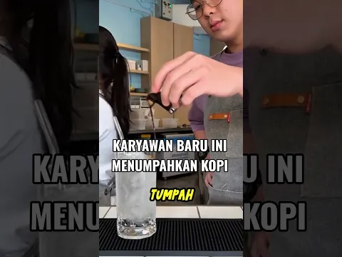 Mengajari karyawan baru cara menuang kopi. #shortvideo #shortsfeed