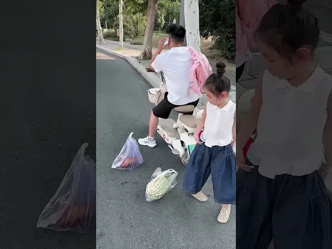 بابا نساني في الشارع ومشي بالموتوسيكل! مش هتصدقوا عملت إيه بالبطيخة؟