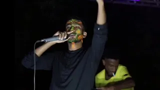 صادقة بس ممكن تكون في لحظه كذابه كارما مع الجمهور 