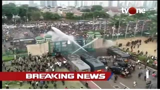 Download Detik-Detik Polisi Tembakkan Water Cannon dan Gas Air Mata Untuk Bubarkan Mahasiswa di DPR RI MP3