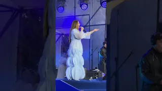 Юлия Руцкая на праздничном концерте в Караколе